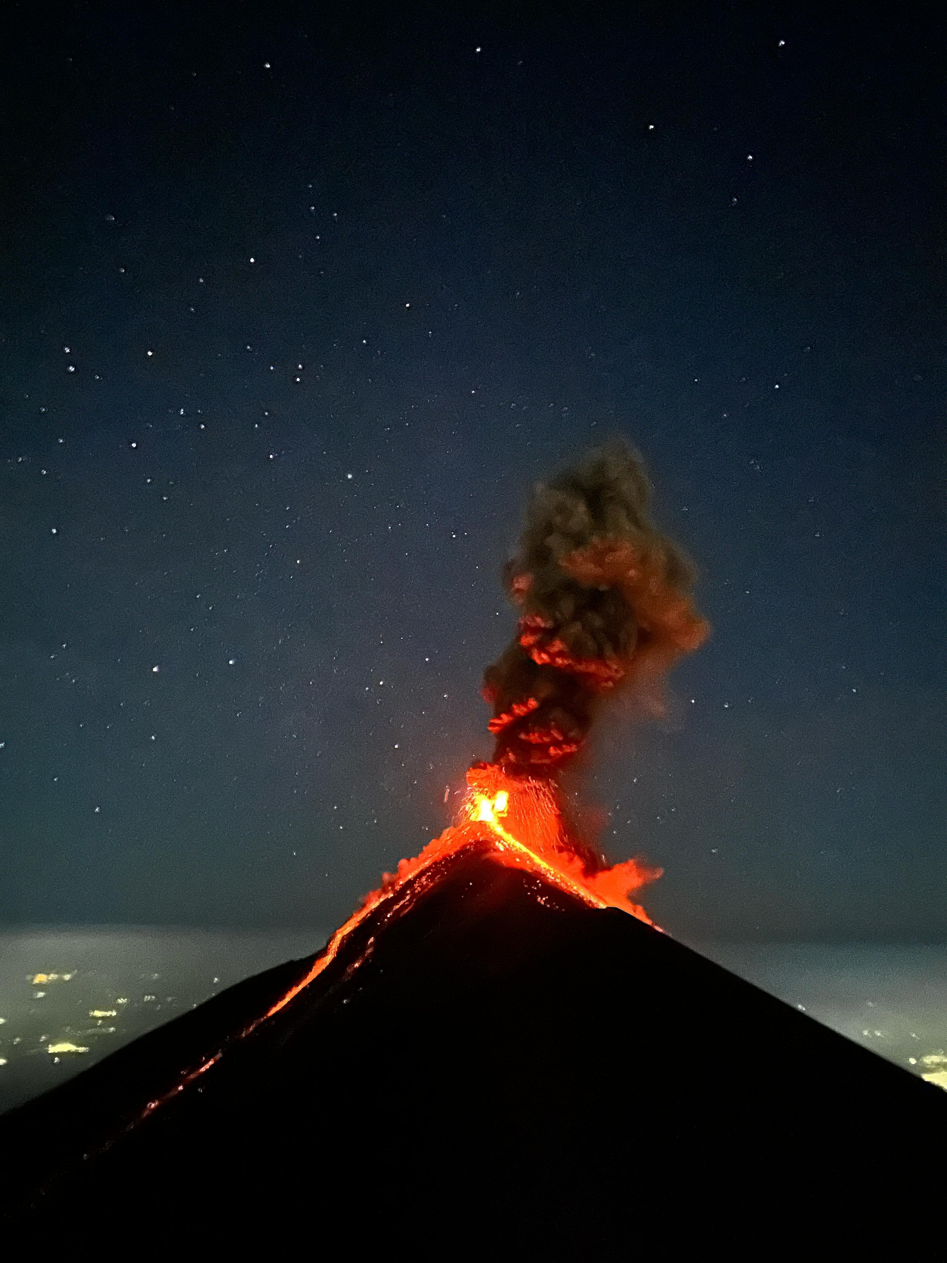 Explosión nocturna de lava del Volcán de Fuego vista desde el campamento
